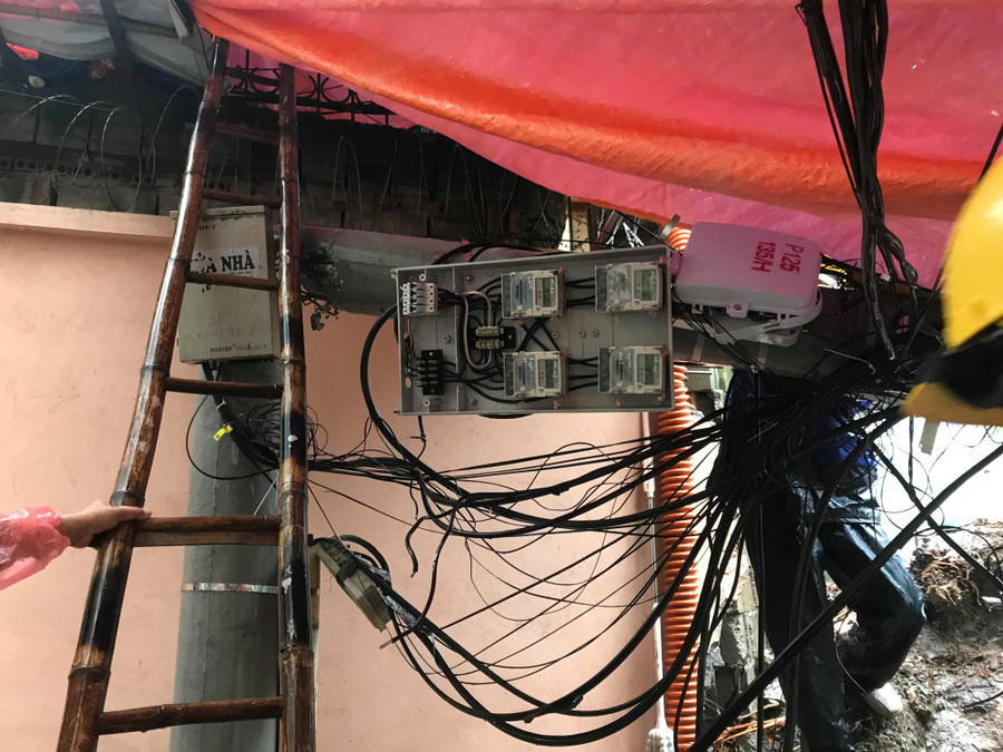 Ngay sau khi xảy ra sự việc, công nhân Công ty cây xanh môi trường đô thị đã đến để xử lý cây bị đổ, cũng như công ty điện lực đã có mặt để cắt điện khu vực trên đảm bảo an toàn cho người dân