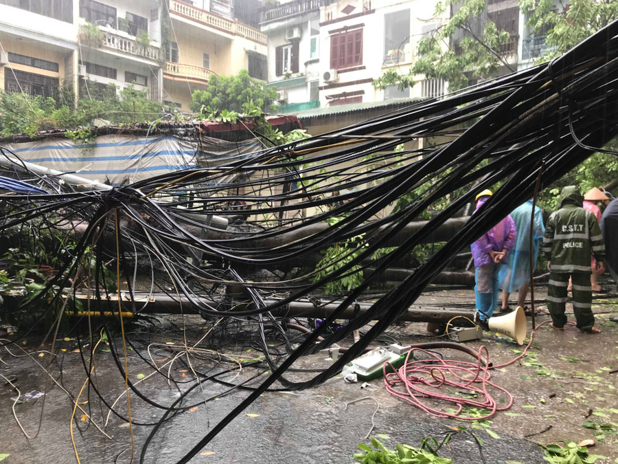 Cây lớn đổ vào đường dây điện chạy ngang qua, kéo theo cột điện gần đó bị gãy
