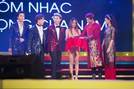 Trương Quỳnh Anh được chồng bế bổng trên thảm đỏ khiến ai cũng ganh tị - Ảnh 10 Truong Quynh Anh duoc chong be bong tren tham do khien ai cung ganh ti - Anh 10