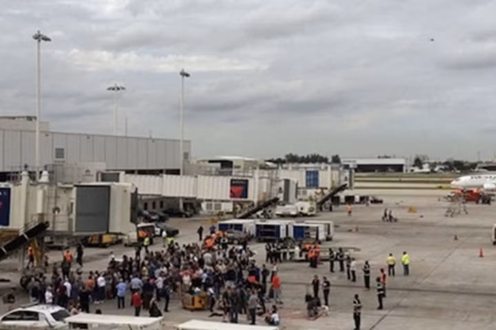 FBI không loại trừ khả năng khủng bố trong vụ xả súng ở sân bay Mỹ