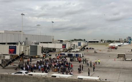 FBI khong loai tru kha nang khung bo trong vu xa sung o san bay My - Anh 1