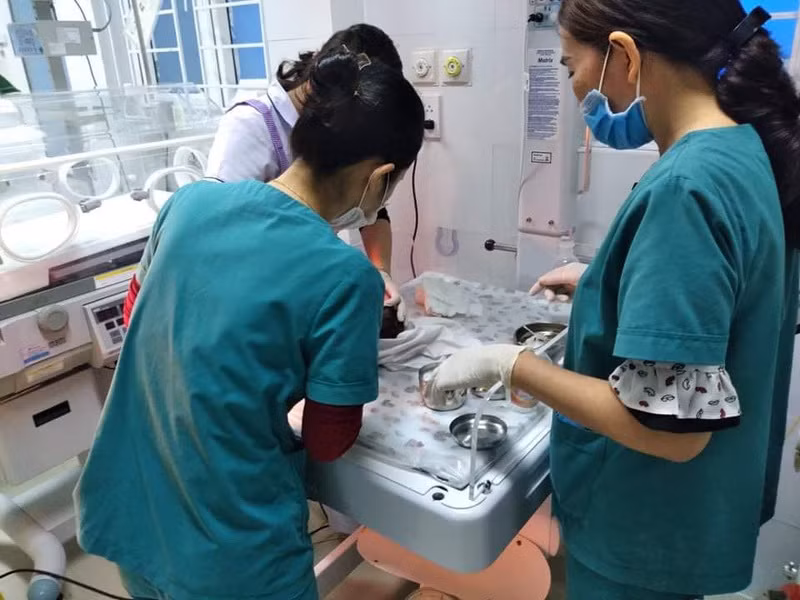 Các y, bác sĩ Bệnh viện Đa khoa khu vực Bắc Quảng Bình đang tích cực điều trị cho bé gái 2 ngày tuổi bị bỏ rơi. Ảnh BV cung cấp. 