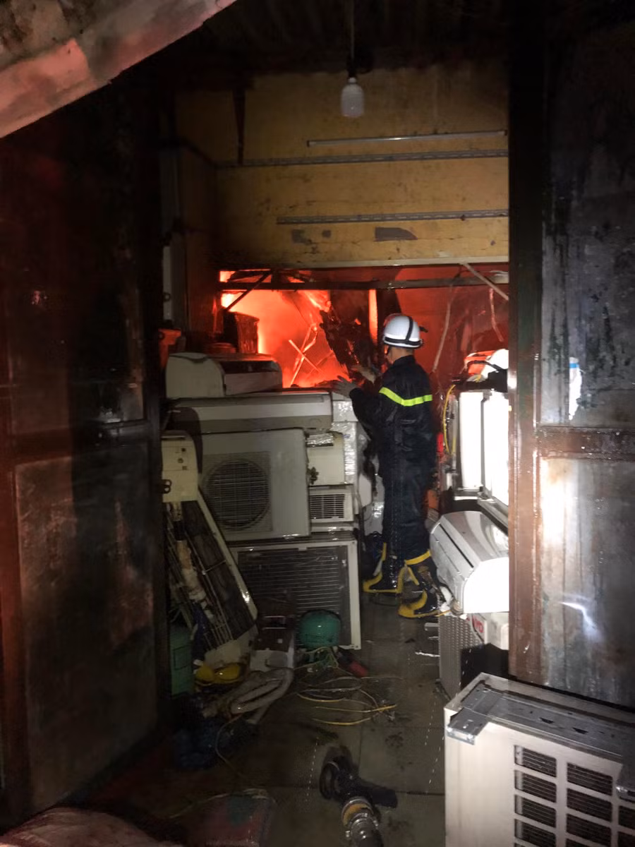 Đám cháy đã khiến phần mái và kết cấu của của ngôi nhà bị hư hại nặng. Đám cháy đã khiến phần mái và kết cấu của của ngôi nhà bị hư hại nặng.