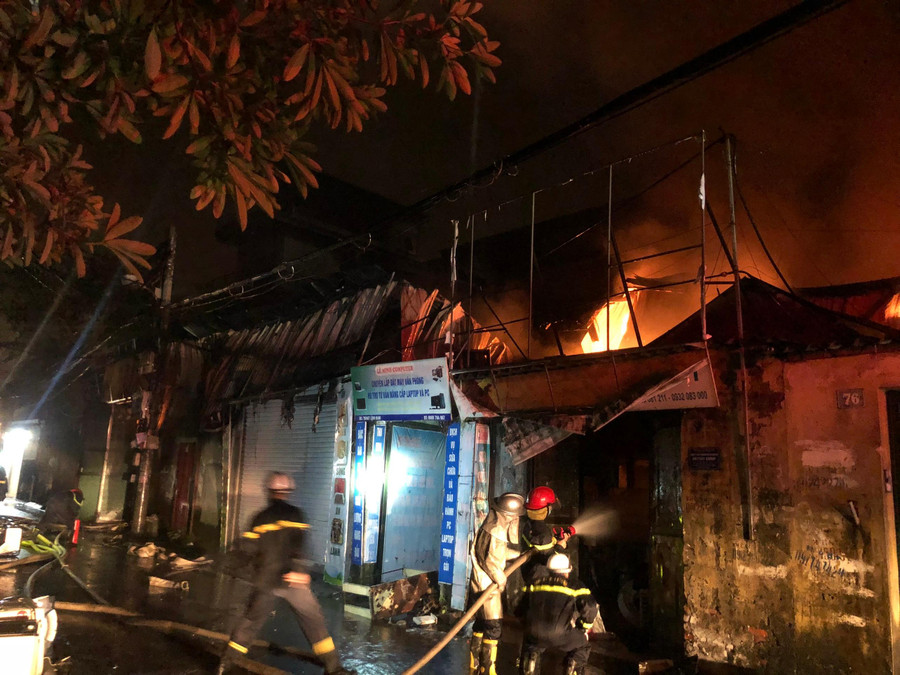 Hiện trường đám cháy lớn trong ngõ tại đường Lĩnh Nam. Hiện trường đám cháy lớn trong ngõ tại đường Lĩnh Nam.