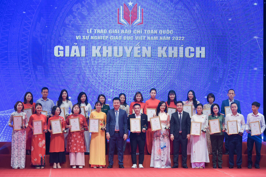 Nhà báo Triệu Ngọc Lâm, Tổng Biên tập Báo Giáo dục và Thời đại và ông Trần Quang Nam, Chánh Văn phòng Bộ Giáo dục và Đào tạo trao giải cho các tác giải đoạt giải Khuyến khích. Nhà báo Triệu Ngọc Lâm, Tổng Biên tập Báo Giáo dục và Thời đại và ông Trần Quang Nam, Chánh Văn phòng Bộ Giáo dục và Đào tạo trao giải cho các tác giải đoạt giải Khuyến khích.
