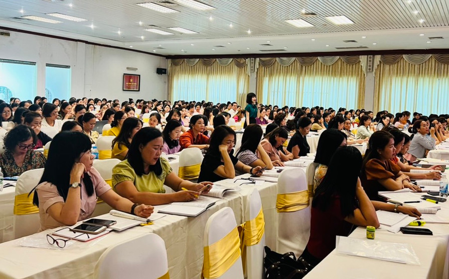 Các cán bộ quản lý và giáo viên mầm non tham dự Hội thảo tập huấn. Các cán bộ quản lý và giáo viên mầm non tham dự Hội thảo tập huấn.