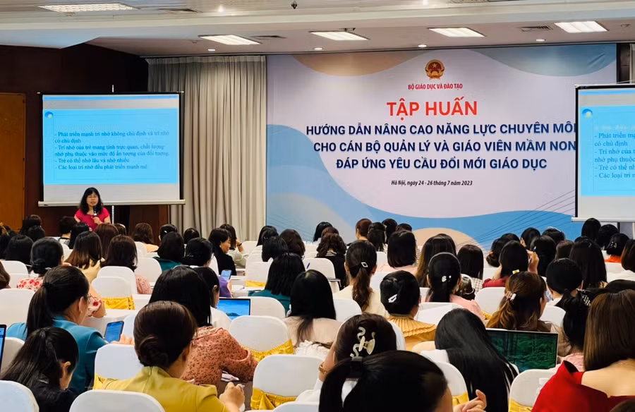 Nâng cao năng lực cho cán bộ quản lý và giáo viên mầm non đáp ứng yêu cầu mới.