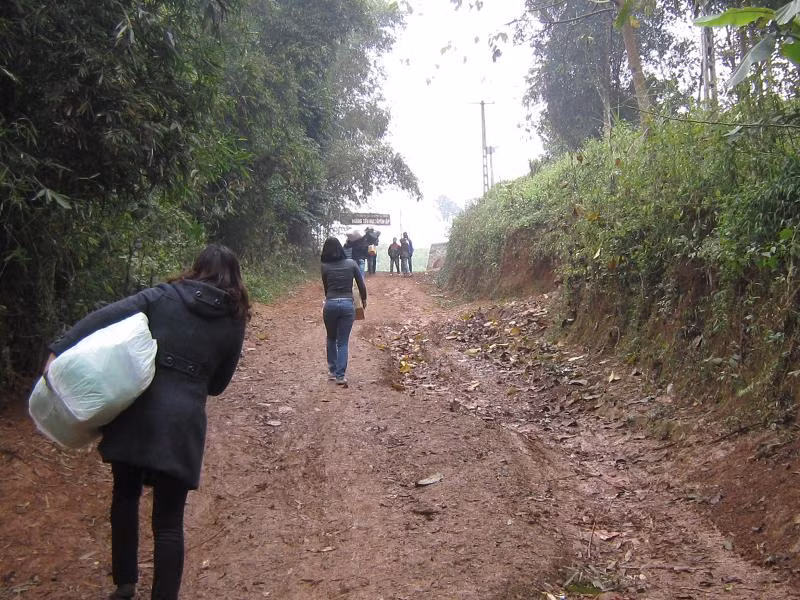 "Vui Xuân Hòa Bình" ảnh 2 Xe không lên được dốc, chúng tôi phải đi bộ vác đồ. Cô giáo giúp mang 1 bao tải khá lớn một cách nhẹ nhàng lên con dốc ngoằn nghèo khoảng 300m. Tất nhiên rồi, vì ngày nào cô cũng có thể đi bộ khoảng 10km đường dốc, đường núi để đứng lớp cơ mà.