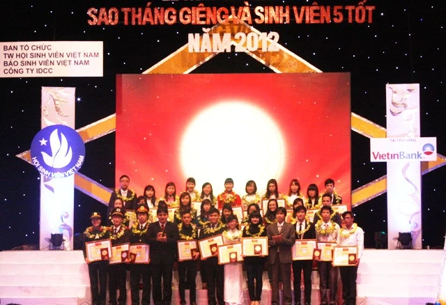 Vinh danh 100 Sao tháng Giêng năm học 2011-2012