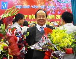 GS-T.S –Nhà thơ Hoàng Quang Thuận trong buổi lễ kết nạp hội viên mới 9