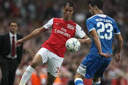 Chamakh phủ nhận tin đồn rời Arsenal