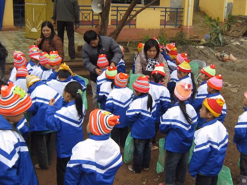 "Vui Xuân Hòa Bình" ảnh 3 Các thầy cô giúp HS mặc áo mới, đội mũ mới