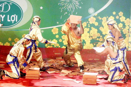 Dùng đầu đập vỡ gạch