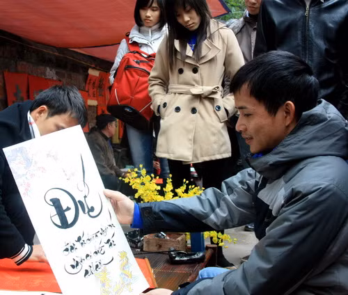 Những năm gần đây, bên cạnh các bức thư pháp được thể hiện bằng chất liệu Hán Nôm, ngày càng nhiều nhà thư pháp trẻ dùng Tiếng Việt làm chất liệu cho các tác phẩm và được nhiều bạn trẻ yêu thích. Ảnh, gdtd.vn