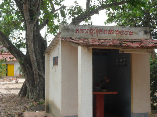 Một ngôi nhà mộ với tên người quá cố bên cạnh