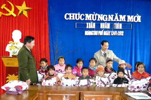 Chăm lo Tết cho học sinh, người nghèo