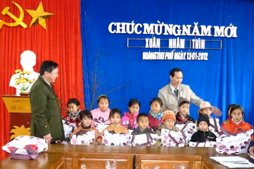 Chăm lo Tết cho học sinh, người nghèo