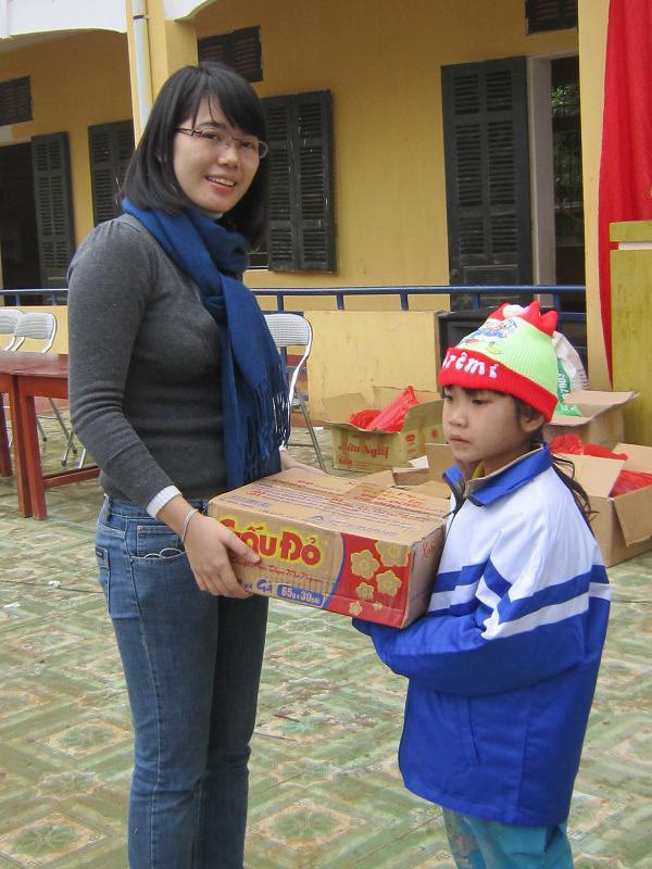 "Vui Xuân Hòa Bình" ảnh 6 Em Thắm, một em nhỏ có hoàn cảnh khó khăn nhất trường được tặng mì tôm
