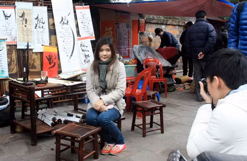 ...rồi mê luôn, muốn đem cả không gian của phố thư pháp về nhà làm kỉ niệm. Ảnh, gdtd.vn