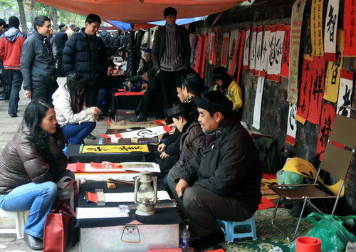 Người xin chữ trong những ngày này đa phần là khách du xuân. Ảnh, gdtd.vn