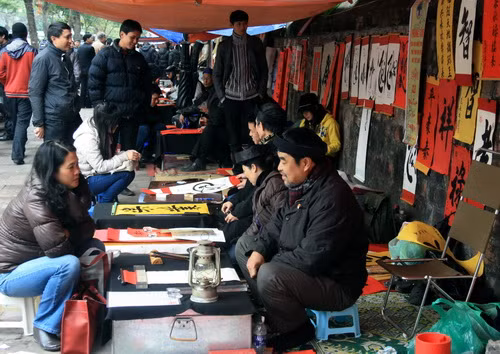 Người xin chữ trong những ngày này đa phần là khách du xuân. Ảnh, gdtd.vn