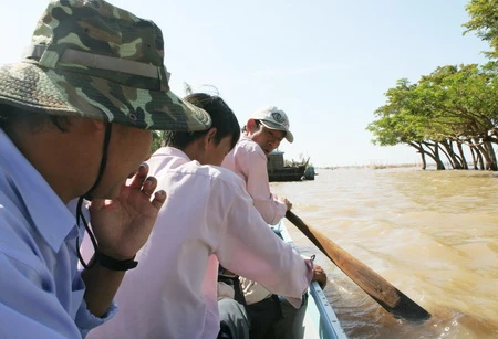 Bập bềnh &quot;sóng chữ&quot; nơi ốc đảo