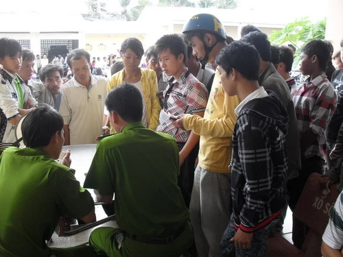 Đông người làm giấy CMND ngày đầu năm