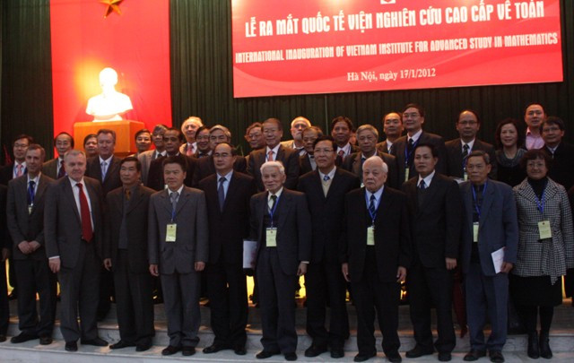 GS.Ngô Bảo Châu chụp ảnh lưu niệm cùng các đại biểu tại lễ ra mắt Viện. Ảnh: gdtd.vn