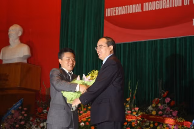 GS.Ngô Bảo Châu thay mặt Viện nghiên cứu cấp cao về toán nhận hoa chúc mừng của Phó Thủ tướng Nguyễn Thiện Nhân