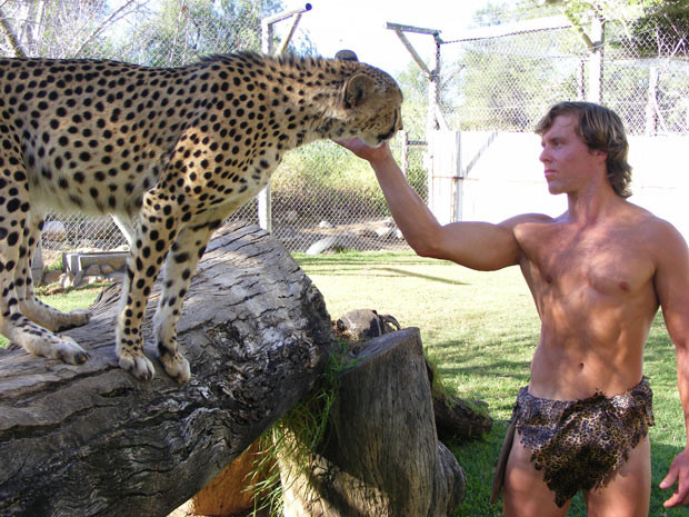 Những hình ảnh ấn tượng trong tuần ảnh 6 Wannabe Tarzan DeWet Du Toit poses with a cheetah. A former security guard has turned himself into a real-life Tarzan in a bid to star in a film about the jungle hero. The 24-year-old unemployed bodybuilder became obsessed by the legend of Tarzan while living in Namibia as a young boy, where his father was a collector of Tarzan books and comics. Now he spends days living wild in the jungle training his body and senses to adapt to the call of wild. He visits the jungle three days a week to swing on vines, swim across rivers and run up mountains. And DeWet hopes his efforts will be spotted by Hollywood scouts looking for a new leading man to play Tarzan. The farmer’s son, who lives with his mum, dad and twin brother in George, South Africa, is now on the lookout for for a