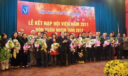 Kết nạp hội viên HNVVN 2011 và đón xuân Nhâm Thìn 2012