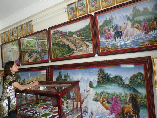  Một gallery bán tranh và đá quý 