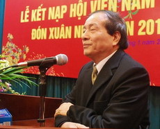 Nhà thơ Hữu Thỉnh phát biểu chúc mừng các hội viên mới năm 2011 r