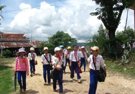 Học sinh mồ côi cả cha lẫn mẹ được miễn học phí