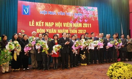 Kết nạp hội viên HNVVN 2011 và đón xuân Nhâm Thìn 2012