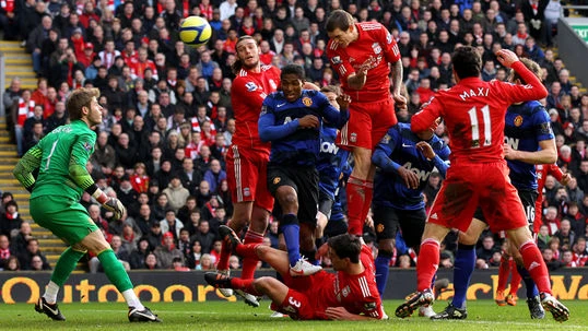 Dirk Kuyt toả sáng, Liverpool hất cẳng MU khỏi FA Cup