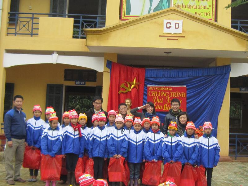 "Vui Xuân Hòa Bình" ảnh 8 Chúc các em vượt qua khó khăn, vươn tới một tương lai tươi sáng, giúp ích cho quê hương