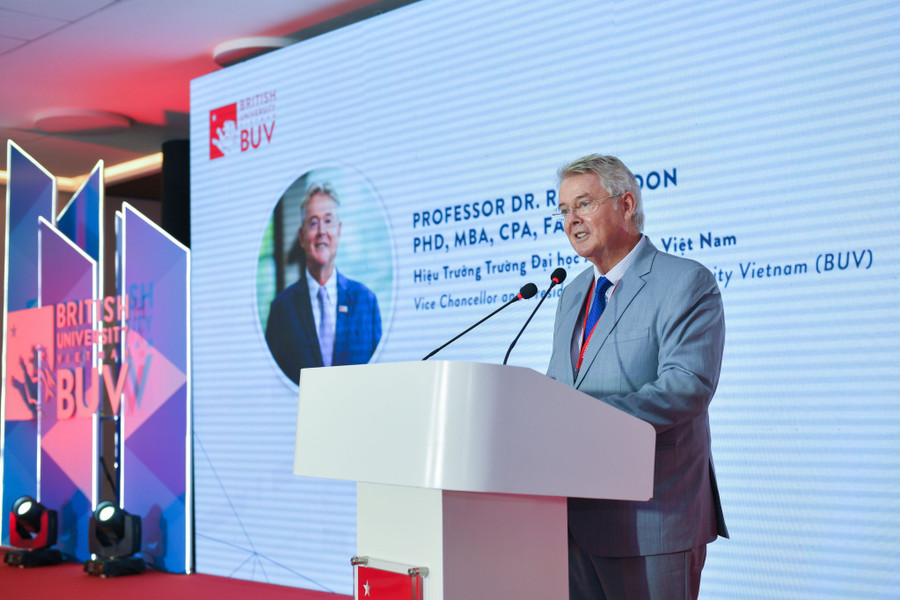 GS Raymond Gordon – Hiệu trưởng Trường ĐH Anh Quốc Việt Nam phát biểu.