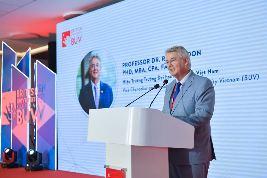GS Raymond Gordon – Hiệu trưởng Trường ĐH Anh Quốc Việt Nam phát biểu.