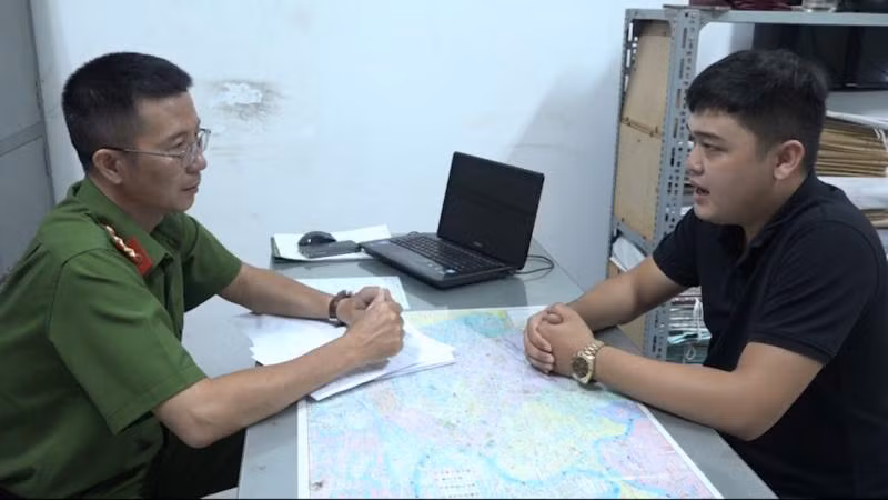 Cơ quan công an làm việc với 1 trong số các đối tượng bị khởi tố.