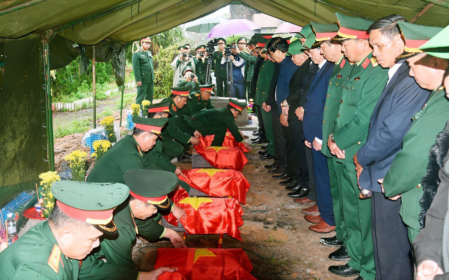 Đại diện chính quyền và lực lượng vũ trang thực hiện nghi thức an táng hài cốt liệt sĩ. Đại diện chính quyền và lực lượng vũ trang thực hiện nghi thức an táng hài cốt liệt sĩ.
