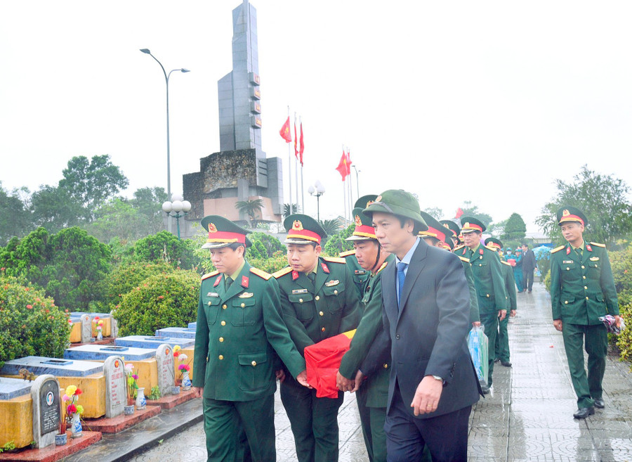 Lãnh đạo tỉnh Quảng Trị di chuyển hài cốt các liệt sĩ về khu vực an táng. (Ảnh: H.T).