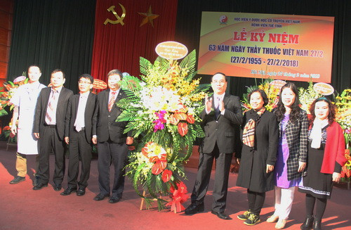 Thủ tướng Nguyễn Xuân Phúc đã gửi lẵng hoa chúc mừng tập thể cán bộ, viên chức Học viện Y – Dược học cổ truyền Việt Nam nhân kỷ niệm 63 năm Ngày thầy thuốc Việt nam.