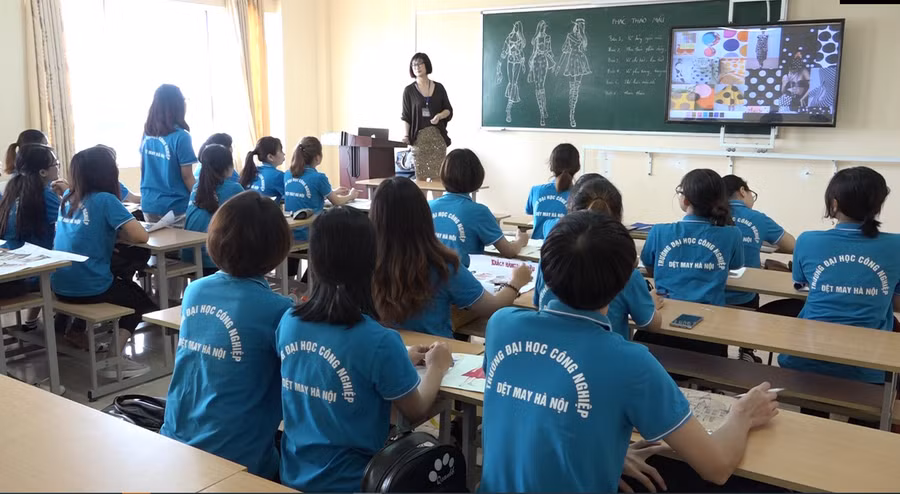 Giờ học của sinh viên ngành Thiết kế thời trang - Trường ĐH Công nghiệp Dệt may Hà Nội