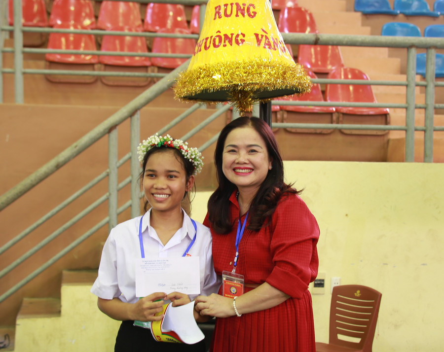 Em Hồ Thi Minh Sương được TS Lê Thị Hương - Giám đốc Sở GD&ĐT tỉnh Quảng Trị trao thưởng sau khi chinh phục đủ 20 câu hỏi của cuộc thi. Em Hồ Thi Minh Sương được TS Lê Thị Hương - Giám đốc Sở GD&ĐT tỉnh Quảng Trị trao thưởng sau khi chinh phục đủ 20 câu hỏi của cuộc thi.