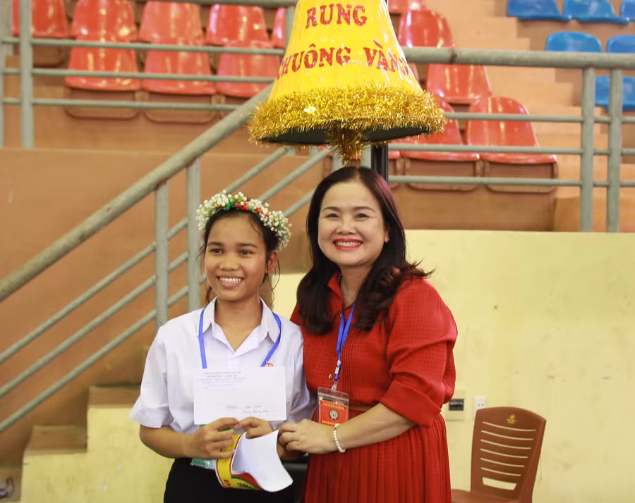 Em Hồ Thi Minh Sương được TS Lê Thị Hương - Giám đốc Sở GD&amp;ĐT tỉnh Quảng Trị trao thưởng sau khi chinh phục đủ 20 câu hỏi của cuộc thi.