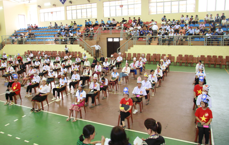 Cuộc thi Rung chuông vàng với sự tham gia của 13 trường có học sinh dân tộc. Cuộc thi Rung chuông vàng với sự tham gia của 13 trường có học sinh dân tộc.