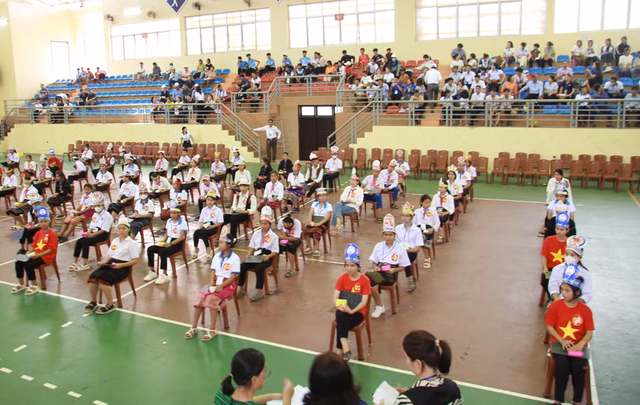 Cuộc thi Rung chuông vàng với sự tham gia của 13 trường có học sinh dân tộc.