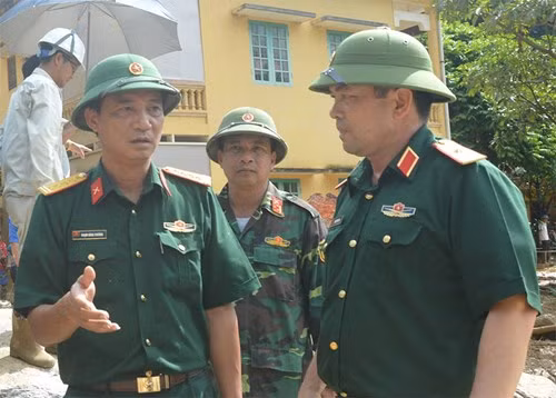 Thiếu tướng Nguyễn Hồng Thái, Phó Tư lệnh Quân khu 2, trực tiếp chỉ đạo công tác cứu hộ, cứu nạn tại hiện trường. Ảnh: QĐND