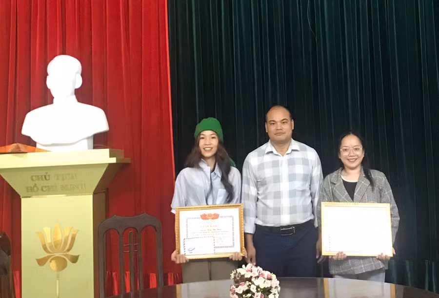 Xèn Thị Bơn trong một lần nhận khen thưởng về thành tích học tập.